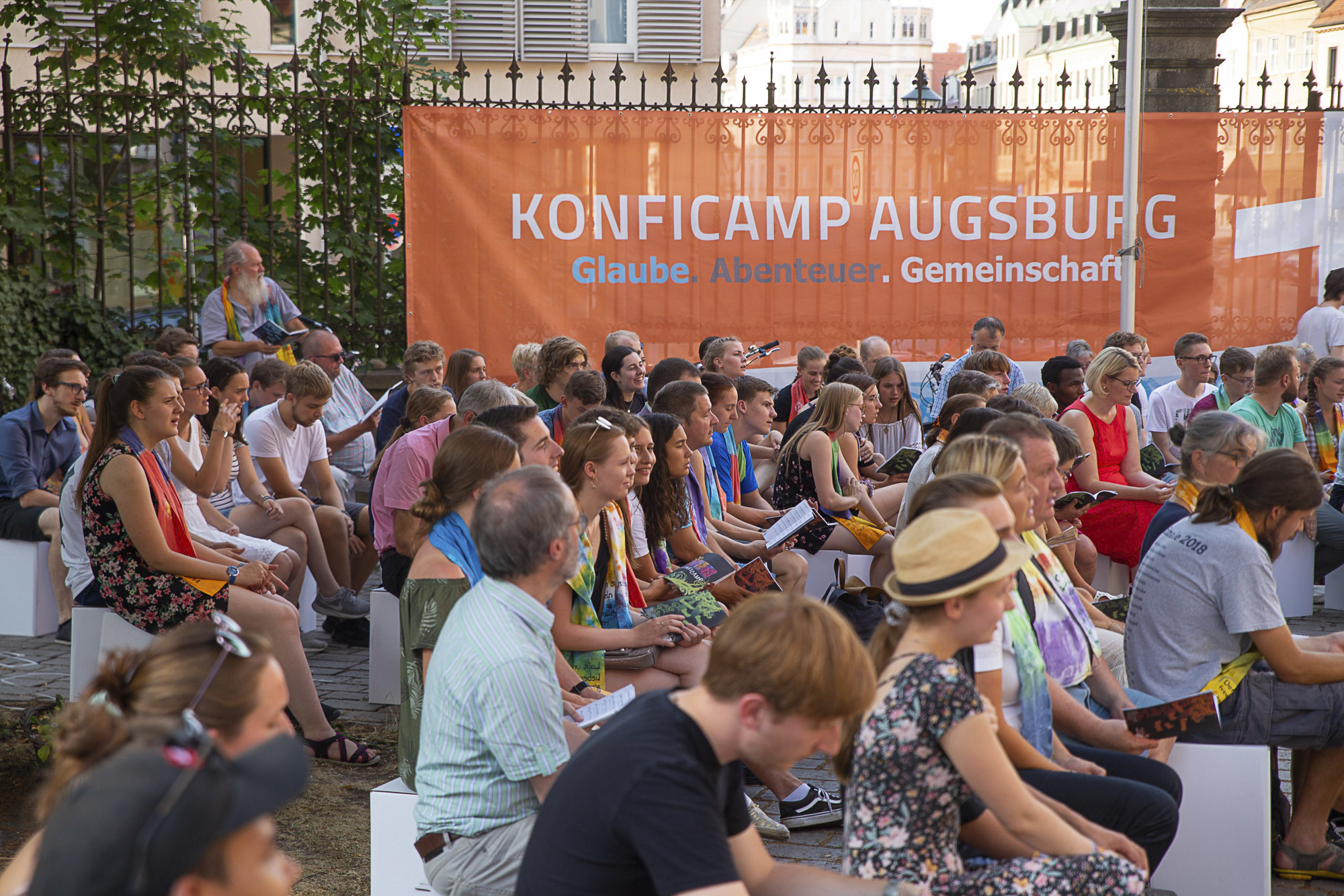 • Viele Ehrenamtliche, Hauptamtliche und prominiente Gäste waren zur KonfiCamp-Aussendungsfeier auf den Augsburger Ulrichsplatz gekommen.